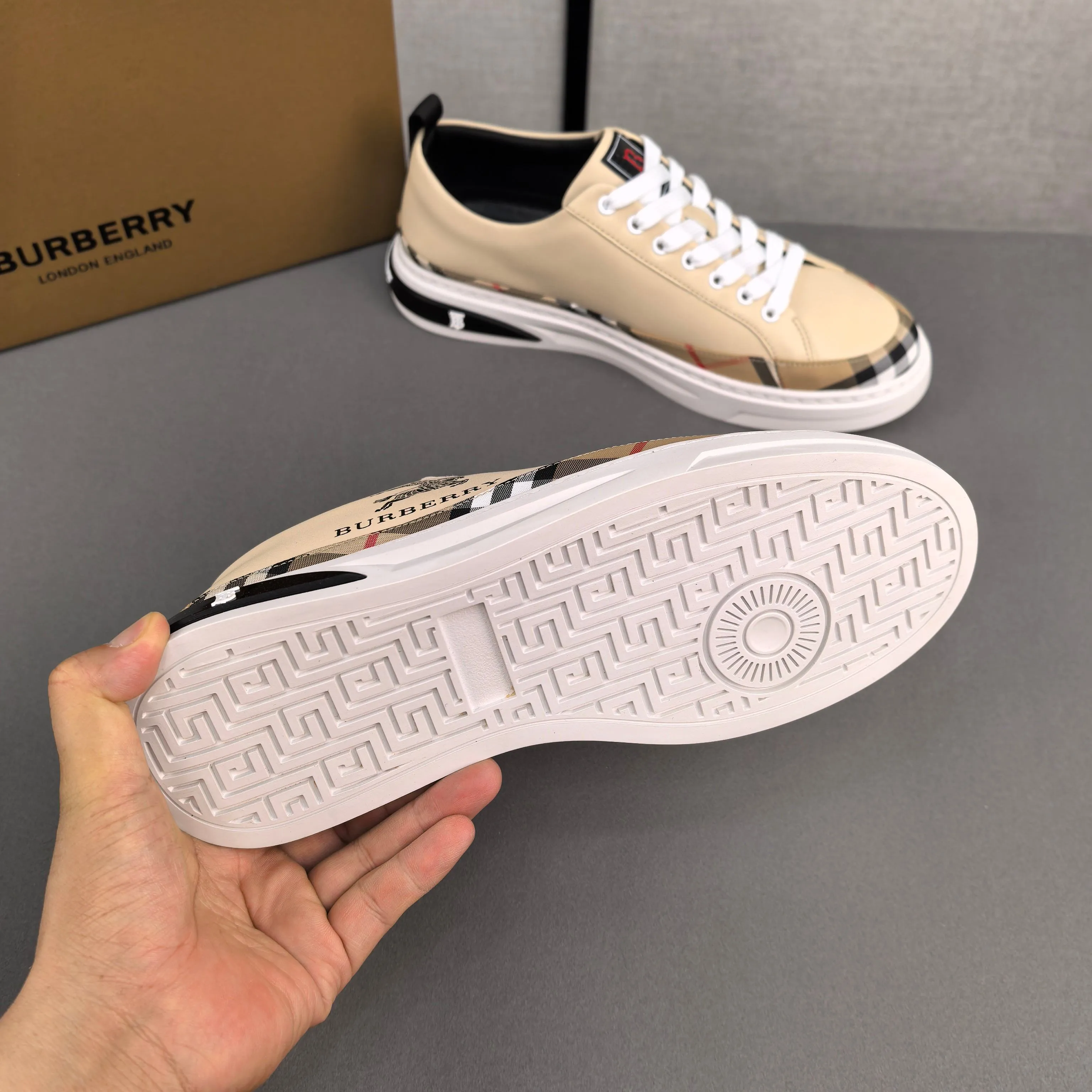 Burberry [Burberry] men's shoes 💰400💰. Fashionable sports and casual shoes, the upper is made of first-layer cowhide with plaid material, first-layer pigskin lining, and rubber outsole. Men's size 38-44.